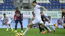 Striker AC Milan, Zlatan Ibrahimovic melakukan eksekusi penalti yang berbuah gol pertama timnya ke gawang Cagliari dalam laga lanjutan Liga Italia 2020/21 pekan ke-18 di Sardegna Arena, Senin (18/1/2021). AC Milan menang 2-0 atas Cagliari. (AFP/Alberto Pizzoli)