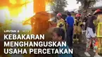 Kebakaran menghanguskan bangunan dua lantai usaha percetakan di Surabaya. Titik api diduga berasal dari lantai dua bangunan.
