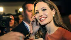 Memiliki wajah yang rupawan atau cantik merupakan nilai lebih lebih bagi para bintang film Hollywood.Namun, kabarnya ada sejumlah aktor maupun aktris terkenal dunia yang memiliki masalah dengan bau mulut