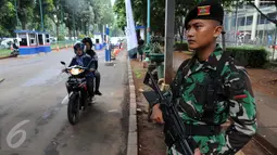 Anggota TNI berjaga di sekitar Gelora Bung Karno yang digunakan untuk KTT OKI, Jakarta, Sabtu (5/3/2016). Penjagaan pusat kota diperketat menjelang pelaksanaan KTT Luar Biasa OKI pada 6-7 Maret di JCC Senayan. (Liputan6.com/Helmi Afandi)