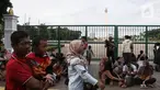 Warga memanfaatkan libur tahun baru 2023 dengan mengunjungi kawasan Monumen Masional (Monas), Jakarta, Minggu (1/1/2023). Monas menjadi salah satu destinasi wisata favorit warga baik dari Jakarta, maupun luar ibu kota, untuk menikmati liburan tahun baru. (Liputan6.com/Johan Tallo)