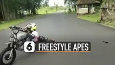 ketika pemotor itu bergaya dengan dua kakinya berada di satu sisi, pemotor tersebut terjatuh hingga lututnya mengenai aspal.