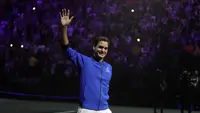 Momen Roger Federer Duduk Sendirian di Royal Box Wimbledon, Ternyata Ini Alasannya