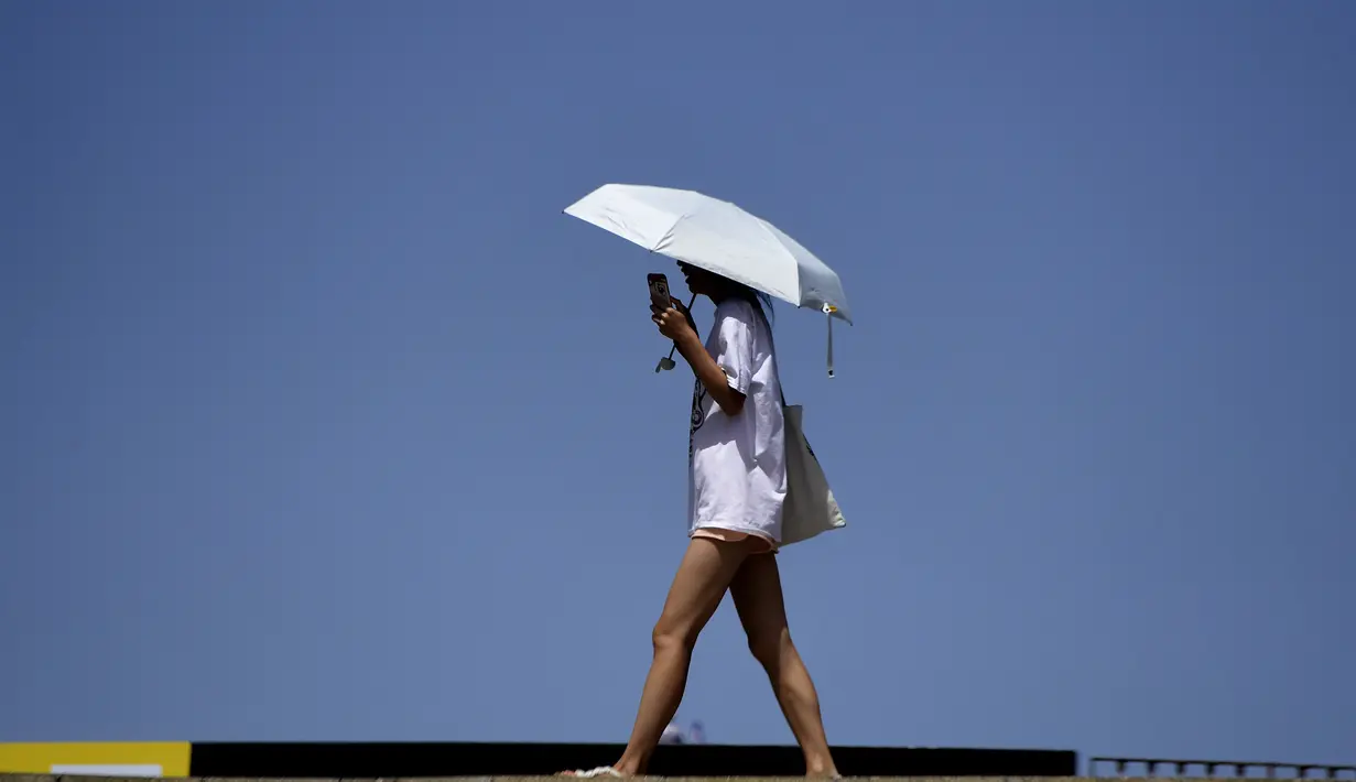 Wilayah Andalusia di selatan, Castilla-La Mancha di tengah dan Extremadura di barat berada dalam status siaga oranye dengan suhu yang diperkirakan akan mencapai 43 derajat Celcius (109 Fahrenheit) hari ini, menurut badan cuaca nasional Aemet. (CRISTINA QUICLER / AFP)