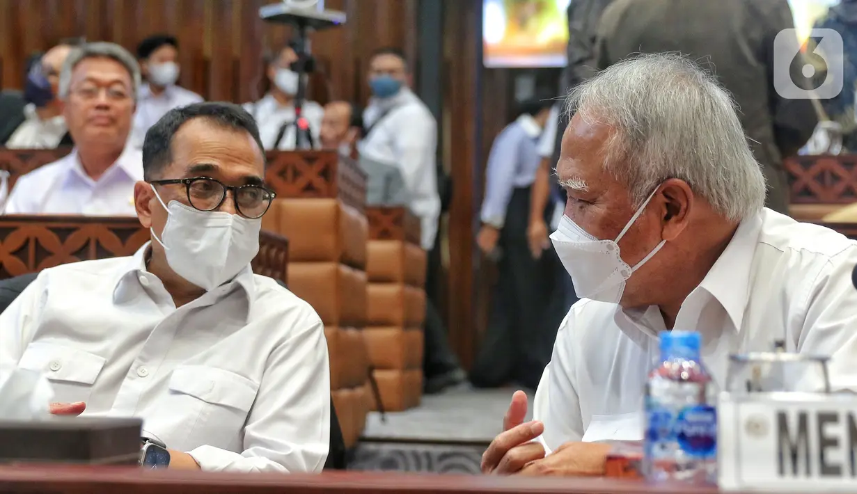 Menteri Perhubungan Budi Karya Sumadi (kiri) berbincang dengan Menteri PUPR Basuki Hadimuljono (kanan) sebelum dimulainya rapat kerja dengan Komisi V DPR di Kompleks Parlemen, Senayan, Jakarta, Selasa (13/12/2022). Rapat tesebut membahas kesiapan infrastruktur dan transportasi terkait Libur Natal 2022 dan Tahun Baru 2023. (Liputan6.com/Angga Yuniar)