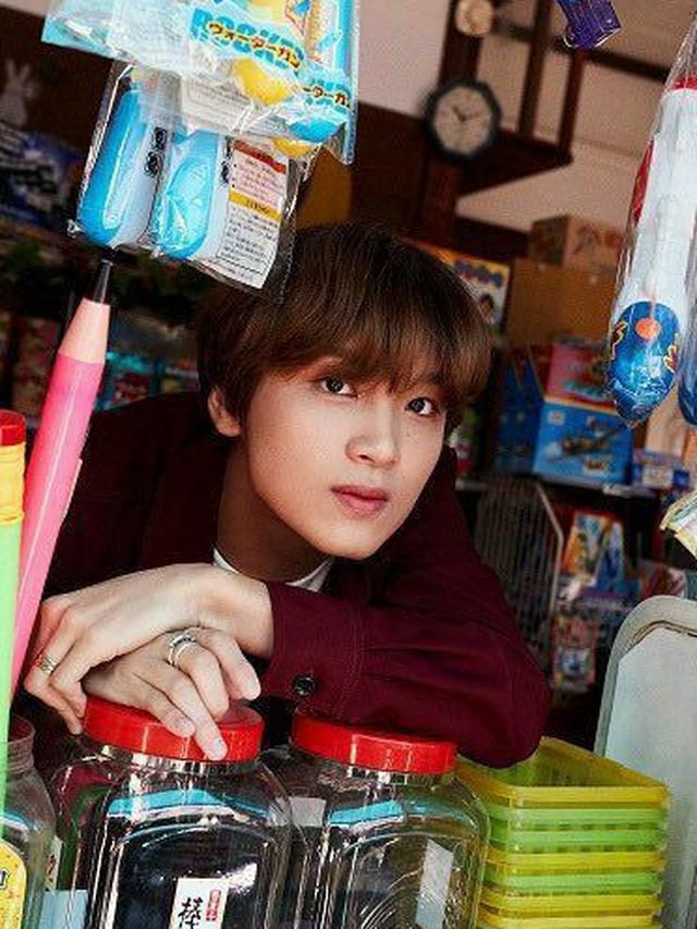 6 Editan Foto Idol K-Pop saat Jadi Penjaga Warung, Kocak Banget