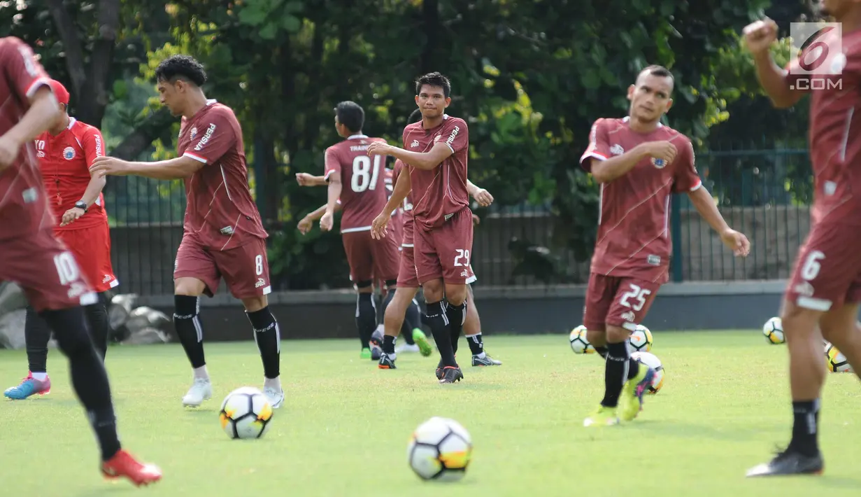 Pemain Persija, Sandi Sutte (tengah) melakukan pemanasan saat latihan resmi di Lapangan A Senayan, Jakarta, Selasa (27/2). Persija akan menjamu Tampines Rovers FC pada laga grup H Piala AFC 2018, Rabu (28/2). (Liputan6.com/Helmi Fithriansyah)