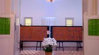 Ruang pameran di sebelah kanan gedung, menampilkan dua kain bermotif bunga. (dok. Liputan6.com/Rafa Dahayu Amandya)