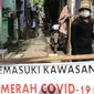 Warga beraktivitas di zona merah COVID-19 Kelurahan Petogogan RT 006 RW 003, Jakarta, Selasa (22/6/2021). Pemprov DKI menetapkan 10 RT sebagai zona merah yang tersebar di Jakarta Pusat satu RT, Jakarta Timur tiga RT, Jakarta Barat tiga RT dan Jakarta Selatan tiga RT. (Liputan6.com/Faizal Fanani)