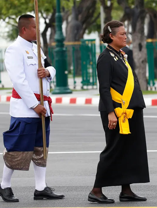 Putri Thailand, Maha Chakri Sirindhorn berbaris saat mengikuti prosesi kremasi almarhum Raja Bhumibol Adulyadej di Bangkok, Thailand (26/10). Maha Chakri Sirindhorn, merupakan putri sulung dari Raja Bhumibol dan Ratu Sirikit. (AP Photo/Sakchai Lalit)