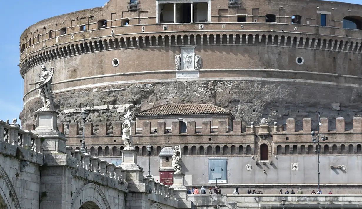 Sejumlah peserta kano menyusuri sungai Tiber saat perlombaan International Tiber Canoe Descent di Roma, Italia (5/1). Nama kano diambil dari perahu yang digunakan, yaitu sebuah perahu kecil yang hanya memuat satu orang. (AFP Photo/Andreas Solaro)
