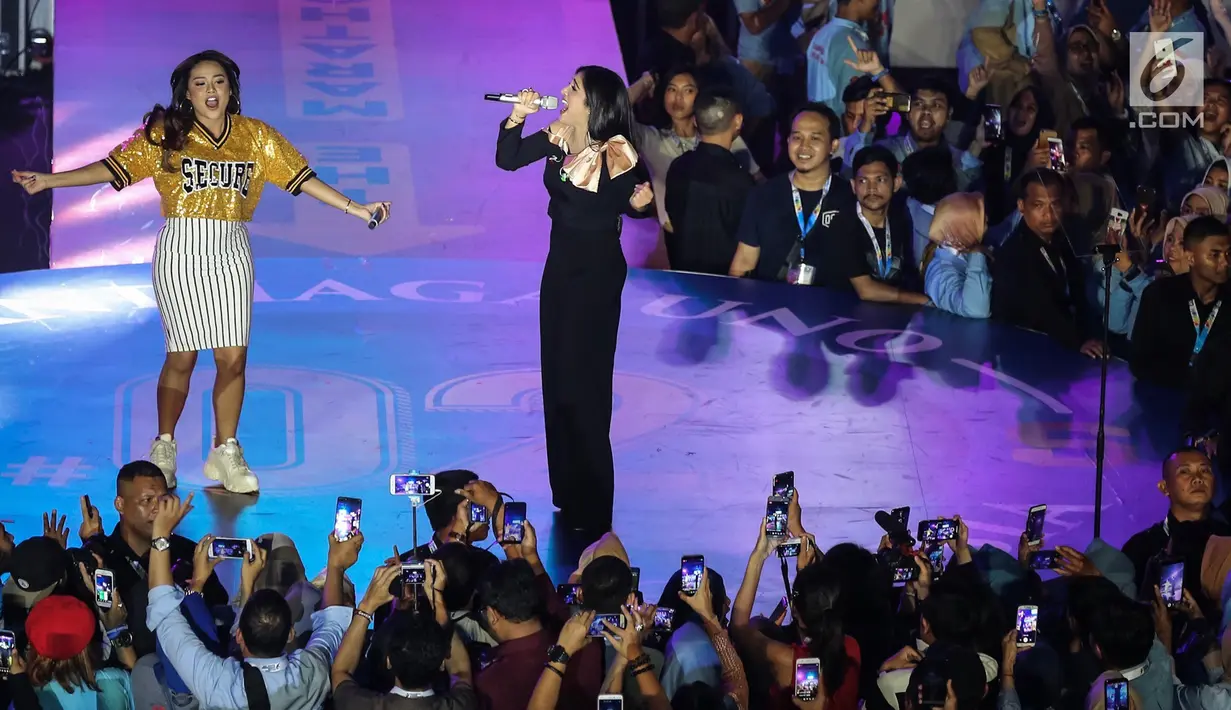 Penyanyi Ashanty dan Aurel tampil bersama membawakan lagu pada acara Young Entrepreneur Summit (YES) 2019 di Istora Senayan, Jakarta, Rabu (10/4). Ashanty membawakan empat lagu dengan judul: Separuh Jiwa, Kesakitanku, Berharap Tak Berpisah, Pergilah Kasih dan Medley Lagu. (Liputan6.com/Fery Pradolo)