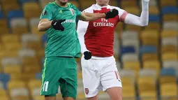 Pemain Arsenal, Nacho Monreal (kanan) berebut bola dengan Vyacheslav Sharpar asal Vorskla Poltava saat bertanding pada laga kelima Grup E Liga Europa di Stadion NSK Olimpiyskiy, Kyiv, Ukraina, Jumat (30/11). Arsenal menang 3-0. (AP Photo/Efrem Lukatsky)