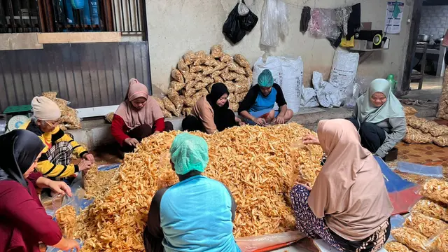 Aktivitas Produksi Keripik Cipuy Renyah