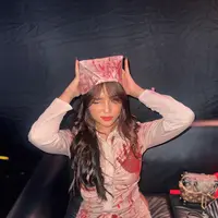 Halloween belum berakhir untuk Fuji. Setelah muncul dengan pakaian old school dan polwan, kali ini, perempuan 22 tahun itu tampil dengan kostum yang lebih “menyeramkan”. [@fuji_an].