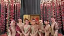 Sedangkan Aliya Tajasan tampak elegan dengan kebaya hijau sage yang berpadu songket bernuansa maroon.  [Foto: Instagram/ PSafiera]