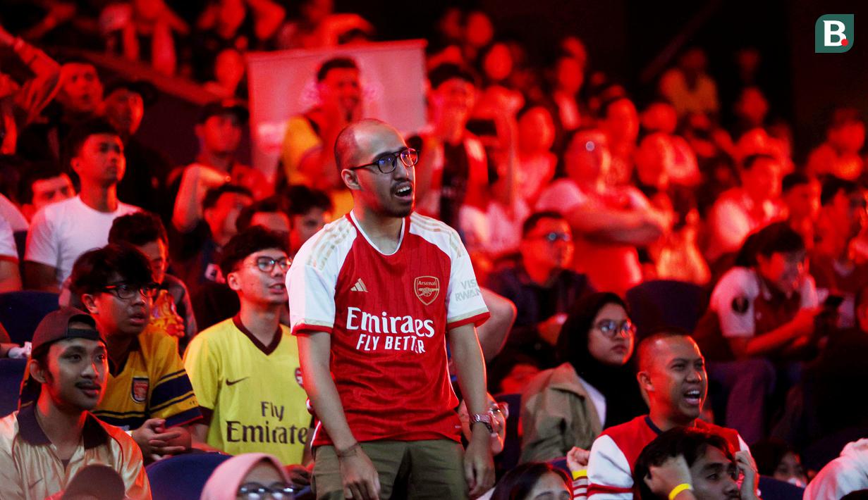 Fans tampak kecewa saat acara Roaring Night Arsenal vs Everton di Bulungan Theatre Building, Jakarta, Minggu (19/5/2024). The Gunners kembali gagal menjuarai Liga Inggris. (Bola.com/M Iqbal Ichsan)