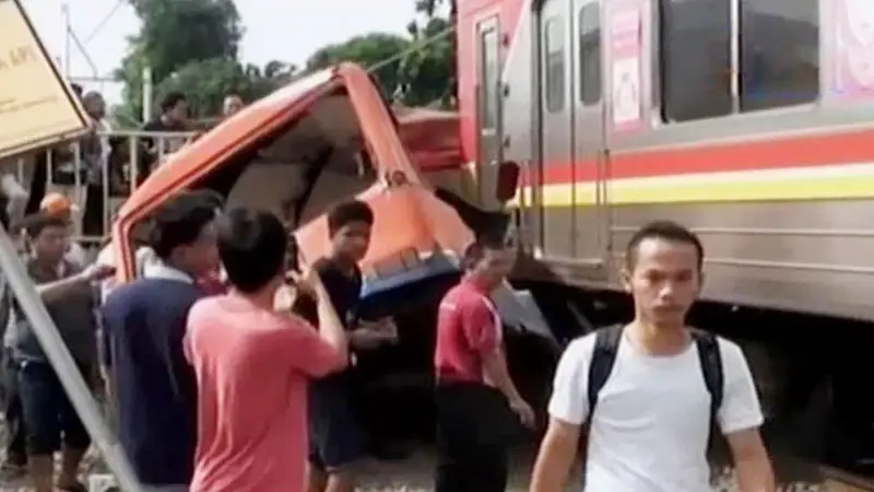 VIDEO: Tertabrak KRL, Metro Mini Terseret hingga Stasiun Angke