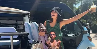 Kylie Jenner tampil humble, pada Coachella 2026 kali ini ia hadir dengan t-shirt bergambarkan Justin Bieber. [Foto: Instagram/ Kylie Jenner]