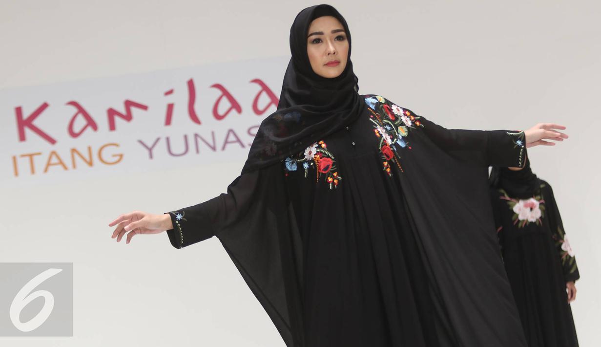 Dalam koleksinya, Itang memberi sentuhan tenun dari beberapa daerah, seperti Palembang, Sumatera, Kalimantan dan Bali yang diadaptasi dengan teknik bordir tiga dimensi berbentuk bunga, Jakarta, Kamis (9/3). (Liputan6.com/Immanuel Antonius)