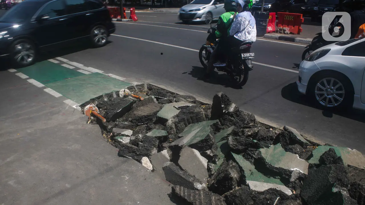 Baru 2 Bulan, Jalur Sepeda di Cikini Dibongkar