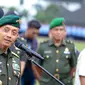 Letnan Jenderal TNI Mulyono memberikan pidato usai serah terima jabatan Kepala Staf TNI AD dari Jenderal TNI Gatot Nurmantyo kepada Letnan Jenderal TNI Mulyono di Markas Besar Angkatan Darat, Jakarta, Rabu (15/7/2015). (Liputan6.com/Faizal Fanani)