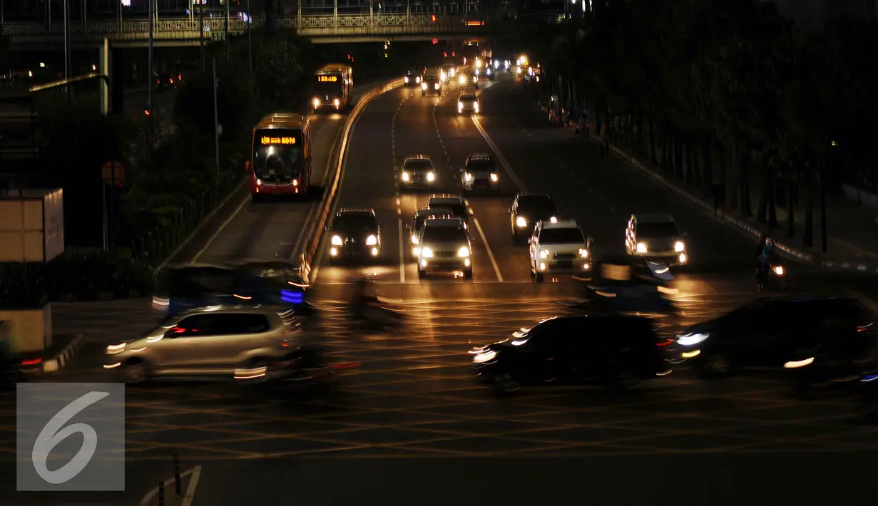 Sejumlah kendaraan melintas di Jalan MH Thamrin, Jakarta, Sabtu (31/12). Dikarenakan pembangunan jalur MRT dan lingkar susun Semanggi Pemprov DKI Jakarta memutuskan meniadakan malam bebas kendaraan pada pergantian tahun. (Liputan6.com/Helmi Fithriansyah)