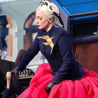 Baru-baru ini, Lady Gaga ungkap rahasia di balik busana elegannya saat hadiri inagurasi Joe Biden. (Instagram/schiaparelli).