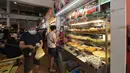Sejumlah orang membeli makanan dari kios-kios di pusat jajanan (hawker) Albert, Singapura, pada 17 Desember 2020. Budaya hawker atau jajanan kaki lima Singapura masuk dalam Daftar Warisan Budaya Takbenda UNESCO, menurut pernyataan PM Lee Hsien Loong pada Rabu (16/12) malam. (Xinhua/Then Chih Wey)