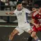Penyerang Persib Bandung Ragnar Oratmangoen mencoba merebut bola dari penguasaan gelandang Bali United, Queven dalam laga Dewata Challenge Series 2026 di Stadion Kapten I Wayan Dipta, Gianyar, Bali, Selasa (18/8/2026) malam WIB. (Dok. Bali United)