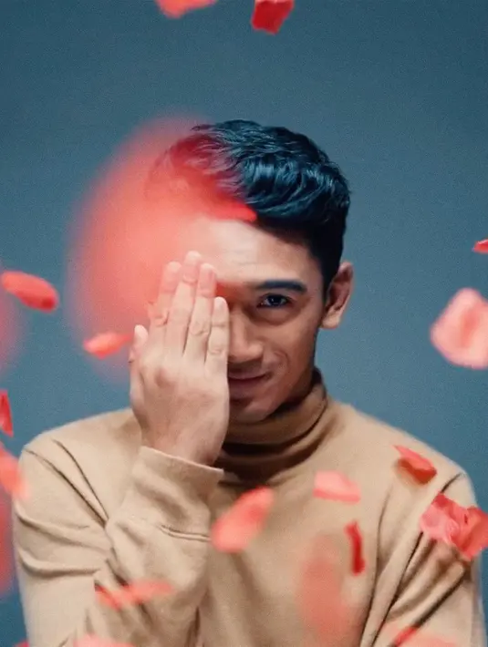 Daffa Wardhana mengawali karirnya di dunia artis sebagai model. Langkah yang sama dulu juga dilakukan oleh ibunda Daffa, Marini Zumarnis. (FOTO: instagram.com/daffawardhana/)