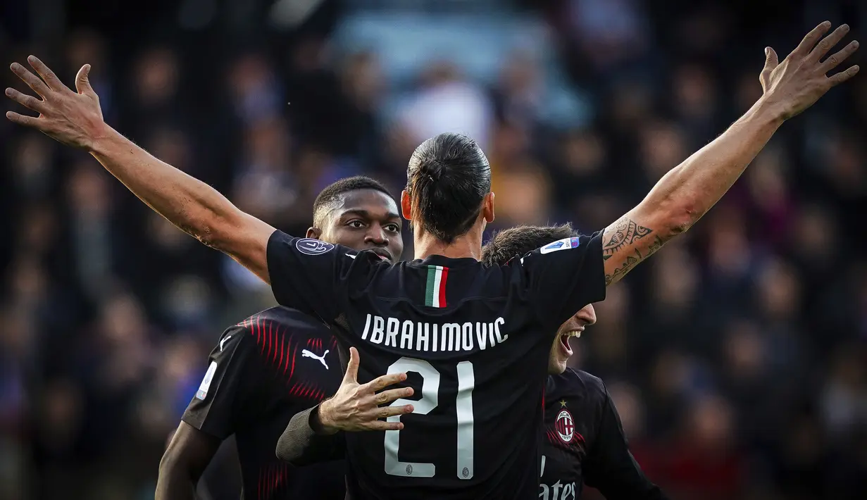 Penyerang AC Milan, Zlatan Ibrahimovic berselebrasi dengan rekan-rekannya usai mencetak gol ke gawang Cagliari pada pertandingan Liga Serie A Italia di Sardegna Arena (11/1/2020). Ibrahimovic mencetak gol dimenit ke-64 dan merupakan gol perdananya di AC Milan musim ini. (Spada(/LaPresse via AP)