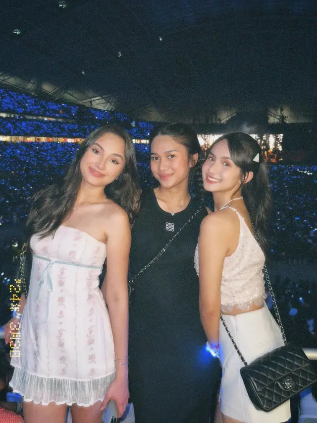 7 Potret Azizah Salsa Nonton Konser Taylor Swift Bareng Sahabat di Singapura