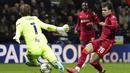 Liverpool berhasil menggandakan keunggulan menjadi 2-0 pada menit ke-84. Berawal dari tembakan Neco Williams yang dapat diblok kiper Preston, Declan Rudd. (AP/Jon Super)
