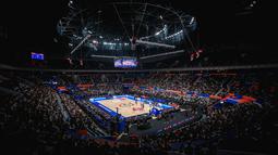 Penonton memadati Indonesia Arena Indonesia Arena, Senayan, Jakarta saat laga Grup H Piala Dunia FIBA 2023 antara Kanada melawan Prancis pada Jumat (25/08/2023). Kanada menang dengan skor 95-65. (Bola.com/Bagaskara Lazuardi)
