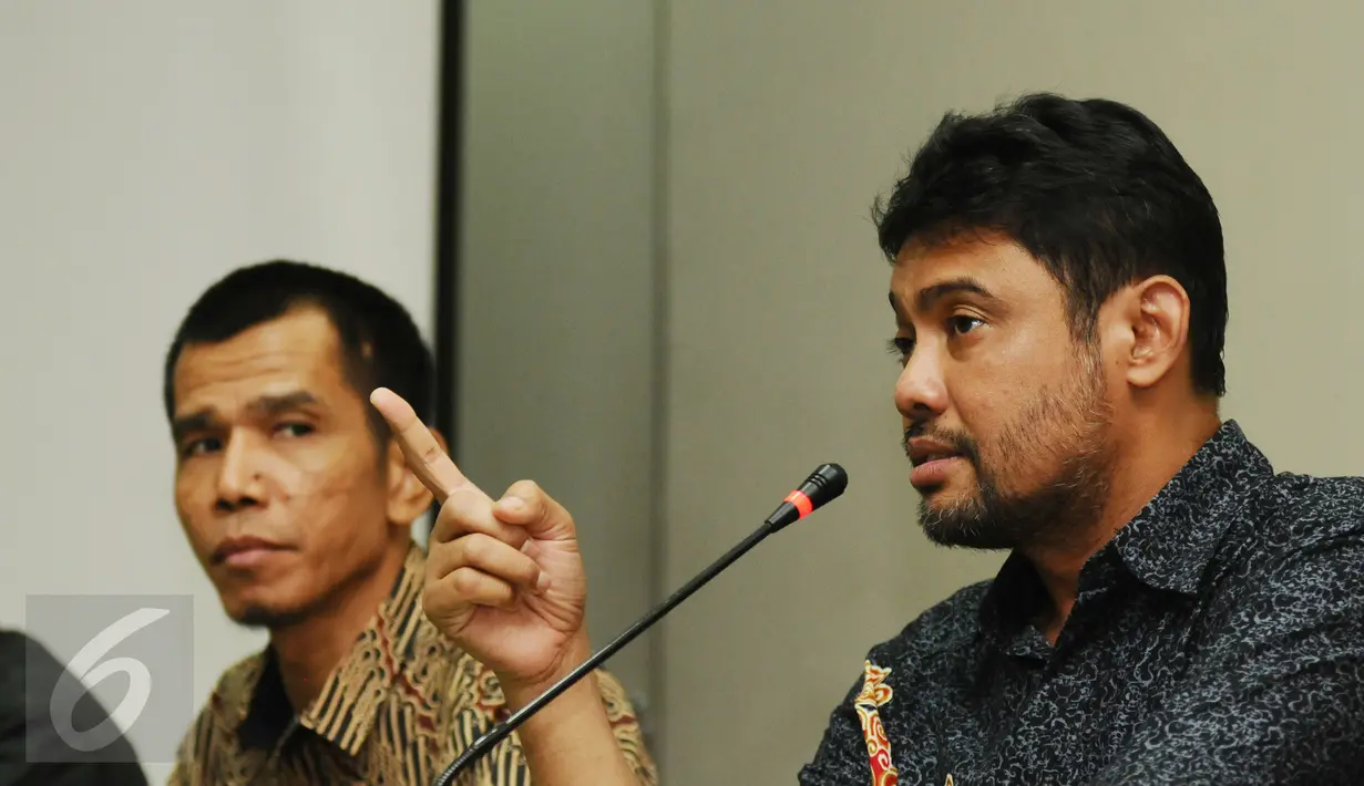 Presiden FSPMI/KSPI, Said Iqbal memberikan keterangan terkait tutupnya dua perusahaan elektronik Jepang, PT Panasonic dan PT Toshiba, Jakarta, Selasa (2/2/2016). Menurut Iqbal, gelombang PHK akan terjadi pada Maret 2016. (Liputan6.com/Helmi Fithriansyah)