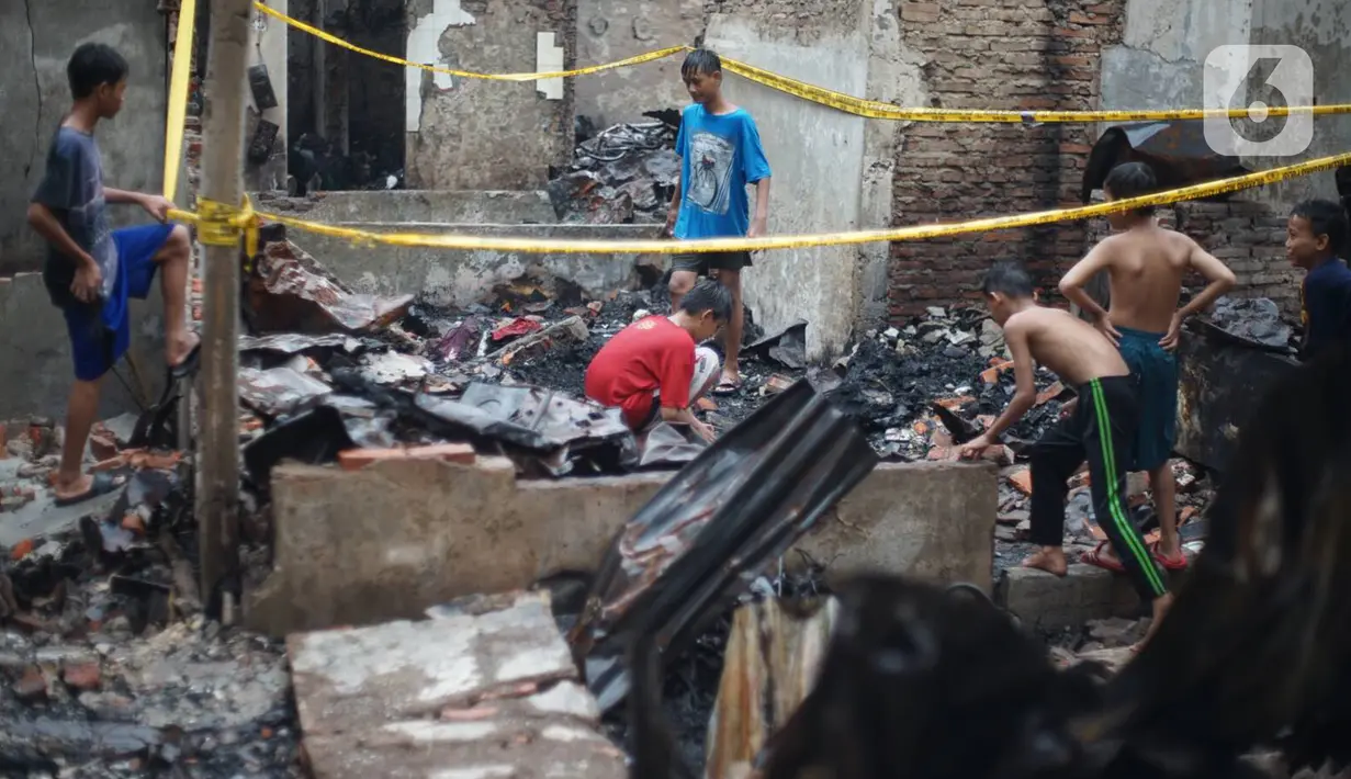 Warga membersihkan puing sisa kebakaran di kawasan padat penduduk di Jalan Kebon Jeruk 4, RT 004 RW 06, Kelurahan Maphar, Kecamatan Taman Sari, Jakarta, Jumat (7/2/2020). Sebanyak 29 unit mobil dikerahkan untuk melakukan pemadaman yang terjadi pada Kamis (6/2) malam. (Liputan6.com/Immanuel Antonius)