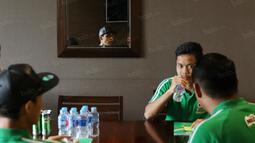Jonatan Christie (kiri) dan Antoni Ginting bersantai sejenak sebelum jumpa pers Sirnas Milo School Competition di Senayan, Jakarta, Kamis (25/8/2016). (Nicklas Hanoatubun)