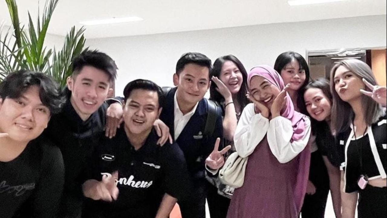 Momen tersebut dihadiri kerabat dan sahabat terdekat.