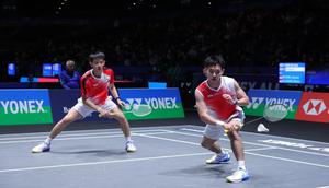 Ganda putra Indonesia Raymond Indra/Nikolaus Joaquin lmengalahkan Kang Min Hyuk/Ki Dong Ju dari Korea pada babak 32 besar All England 2026 dengan rubber game 17-21, 21-12, dan 21-19 di Utilita Arena Birmingham, Inggris, Selasa (3/3). (foto: PBSI)