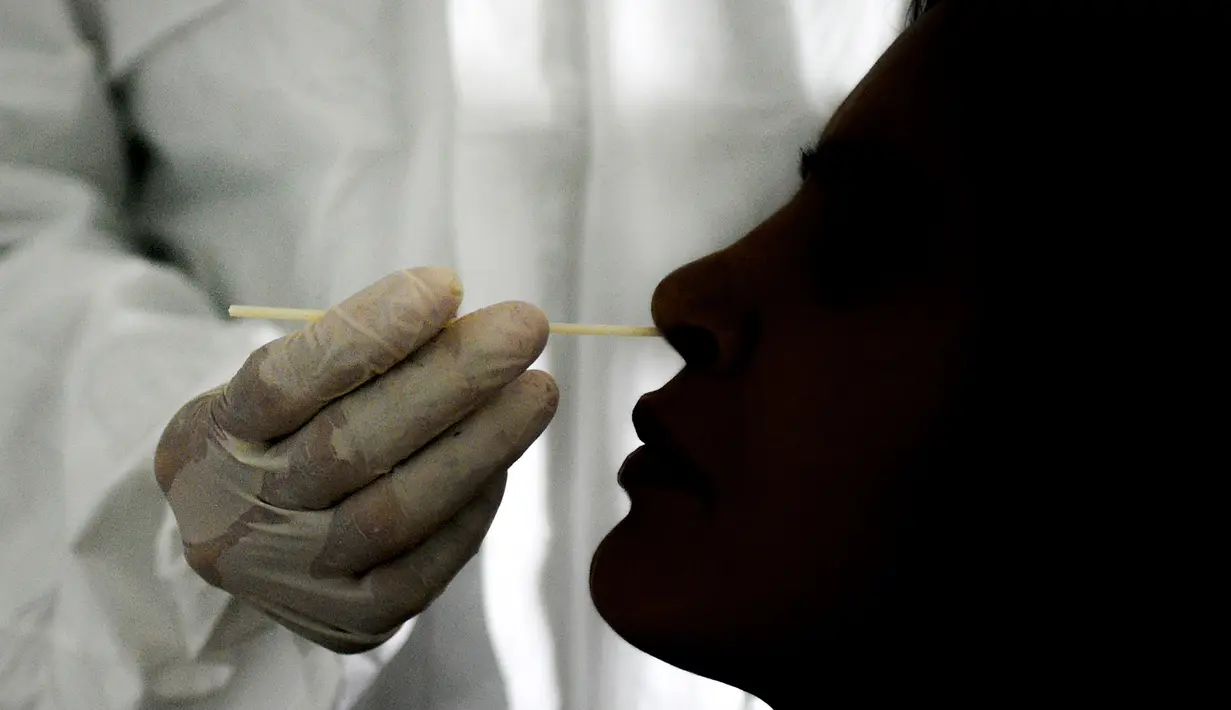 Seorang dokter mengambil sampel usap hidung untuk menguji COVID-19 di tengah pandemi virus corona COVID-19 di Cocodrilos Sports Park, Caracas, Venezuela, Sabtu (19/9/2020). (AP Photo/Matias Delacroix)