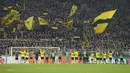 Para pemain Borussia Dortmund melakukan selebrasi usai pertandingan melawan Chelsea pada leg pertama babak 16 besar Liga Champions di Signal Iduna Park, Jeramn, Kamis (16/2/2023). Dortmund menang atas Chelsea dengan skor tipis 1-0. (AP Photo/Martin Meissner)