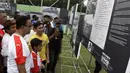 Gubernur DKI Jakarta, Anies Baswedan, melihat pameran sejarah MH Thamrin di lapangan VIJ, Petojo, Jakarta, Sabtu (16/2). Acara ini rangkaian dari Festival 125 Tahun MH Thamrin. (Bola.com/Yoppy Renato)