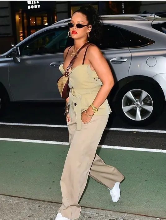 Saat itu keduanya terlihat berciuman di sebuah private villa di Spanyol. Saat itu keduanya terlihat berciuman di sebuah private villa di Spanyol.