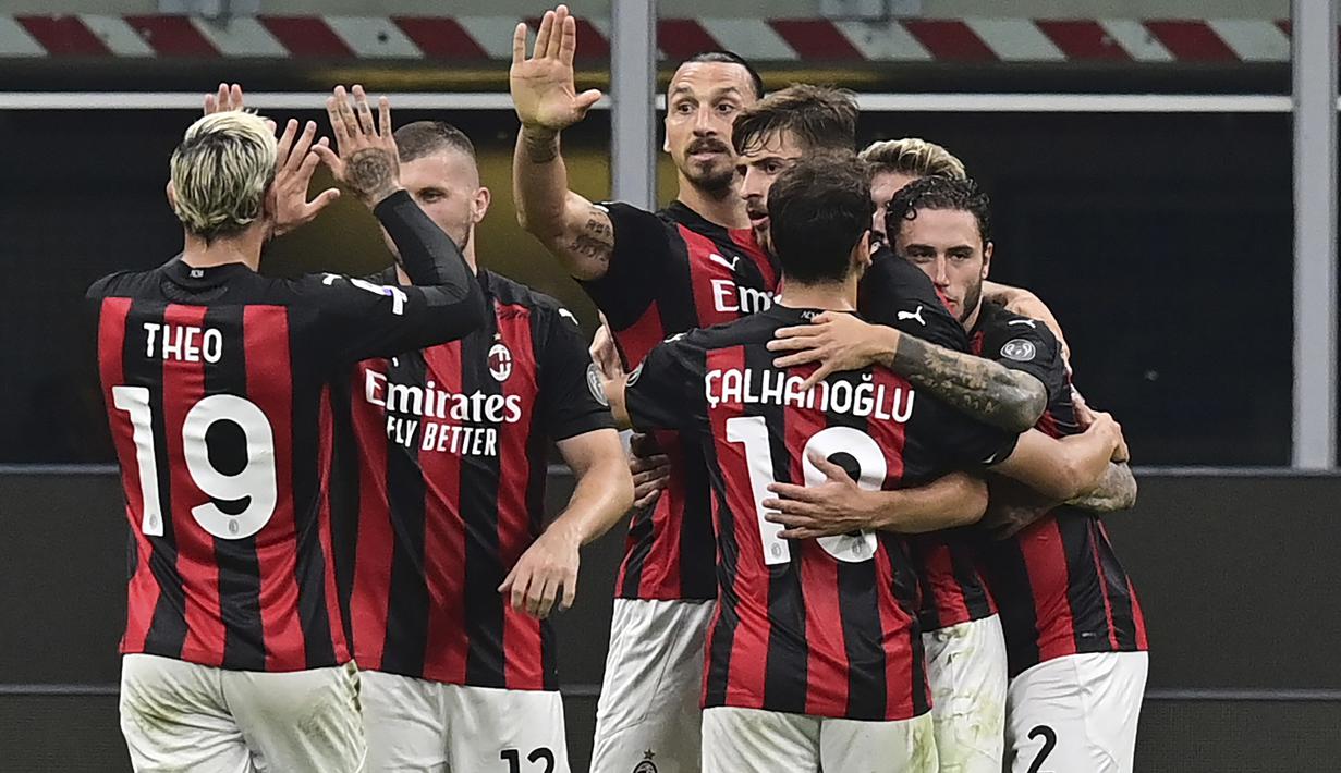 Penyerang AC Milan, Zlatan Ibrahimovic, merayakan gol yang dicetaknya ke gawang Bologna pada laga Liga Italia di Stadion San Siro, Selasa (22/9/2020) dini hari WIB. AC Milan menang 2-0 atas Bologna. (AFP/Miguel Medina)