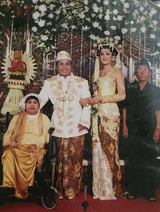 "Saya minta nomor telepon, tapi enggak dikasih. Sampai akhirnya saya nunggu di pesawat. Sampai pesawat itu kosong. Akhirnya, saya yang meninggalkan nomor telepon," kenang Narji kepada Bintang.com, melalui aplikasi WhatsApp, Jumat (9/12). (dok. Pribadi)