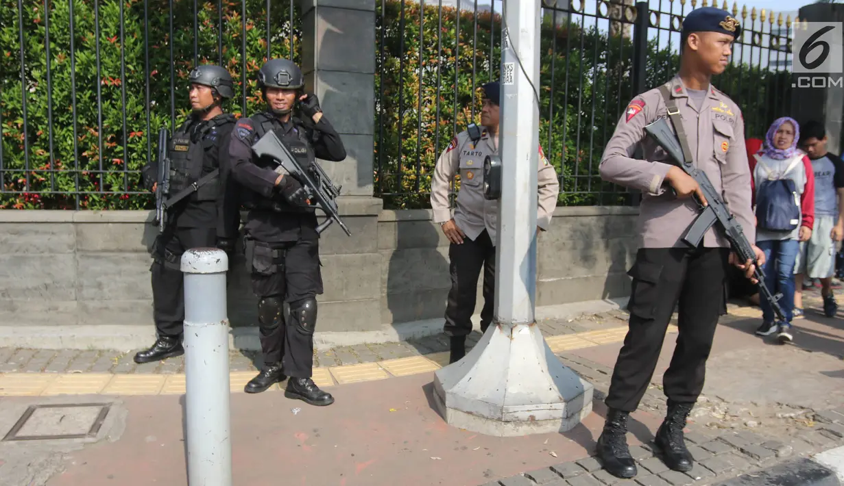Aparat kepolisian bersenjata lengkap mengamankan Parade Asian Games 2018 di Jalan Thamrin, Jakarta, Minggu (13/5). Sejumlah pejabat negara hadir seperti Wakil Presiden RI Jusuf Kalla dan Gubernur DKI Jakarta Anies Baswedan.  (Liputan6.com/Arya Manggala)
