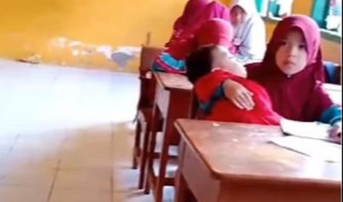 Sosok Nuraeni menjadi sorotan setelah ia memutuskan untuk membawa sang adik ke sekolah untuk ia rawat sembari belajar.