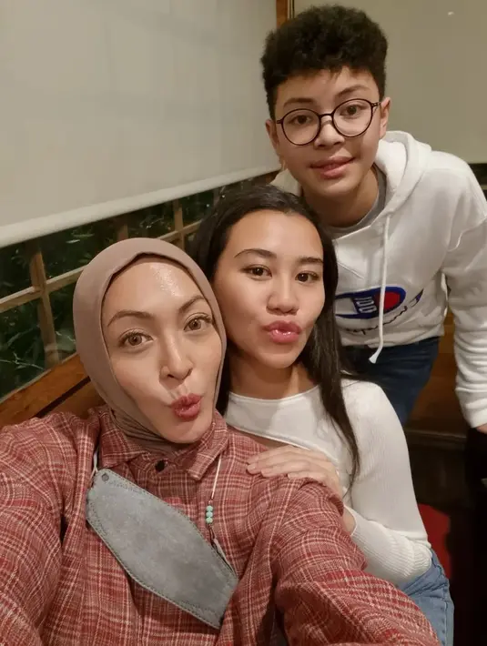 Ini salah satu potret Keanu Massaid bersama sang mama, Angelina Sondakh dan kakak sambungnya, Aaliyah Massaid. (Foto: instagram.com/@angelinasondakh09)
