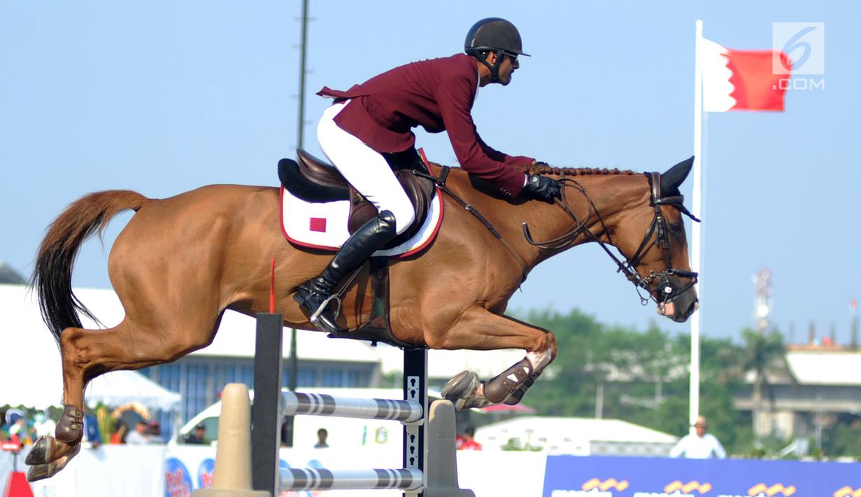 Atlet ketangkasan berkuda Qatar, Althani Al mengendalikan kuda yang bernama Sirocco  saat final round 1 individual jumping Asian Games 2018 di Jakarta Kamis (30/8). Sirocco merupakan kuda termahal yang tampil di Asian Games 2018. (Merdeka.com/Arie Basuki)